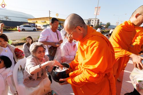 ภาพ No.281440:วันเสาร์ที่ 27 ธันวาคม พ.ศ.2568 พิธีตักบาตรพระ ๑,๐๐๐ รูป   เพื่อความเป็นสิริมงคลแก่ชีวิตและแผ่นดินไทย  มหากุศลครั้งยิ่งใหญ่แห่งปี ส่งท้ายปีเก่า ต้อนรับปีใหม่  ณ ถนนหน้าที่ว่าการอำเภอภูเรือ จังหวัดเลย