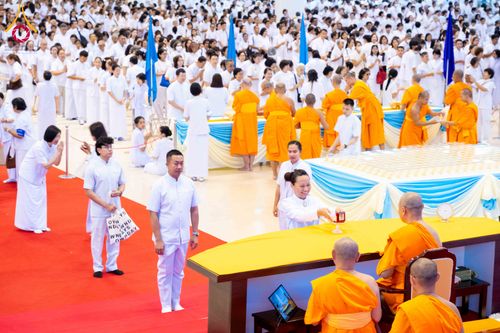 ภาพ No.338107:วันอาทิตย์ต้นเดือน 5 กรกฎาคม พ.ศ.2569 สัมมนาพิเศษ พิธีมอบพระของขวัญ ณ ห้องแก้วสารพัด1 วัดพระธรรมกาย