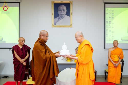 ภาพ No.313094:วันที่ 4 มีนาคม พ.ศ. 2559 หลวงพ่อทัตตชีโว รองเจ้าอาวาสวัดพระธรรมกาย ได้เมตตาถวายการต้อนรับปฏิสันถารพระอาคันตุกะจาก 19 ประเทศ ที่เดินทางมาร่วมงานวันมาฆบูชา ณ วัดพระธรรมกาย