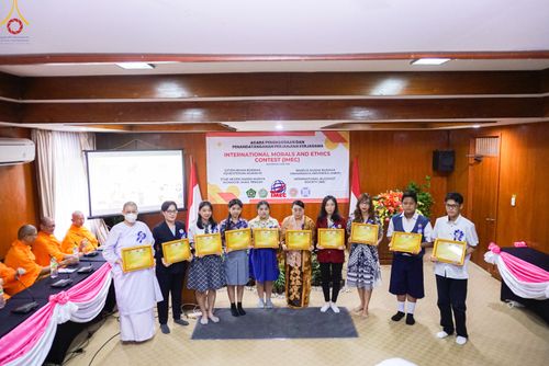 ภาพ No.82211:พิธีมอบรางวัลเกียรติยศและ การลงนามข้อตกลงความร่วมมือ (MOU)  โครงการสอบแข่งขัน  สอบตอบปัญหามงคลชีวิต 38 ประการ  ระหว่างประเทศ ในวันเสาร์ที่ 3 มิ.ย. พ.ศ.2566 ณ ห้องประชุม อวัทธนะ มหาเจดีย์บุโรพุทโธ ประเทศอินโดนีเซีย