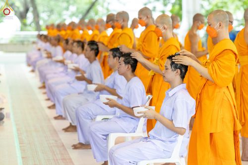 ภาพ No.83570:พิธีตัดปอยผมและปลงผม ในโครงการบรรพชาอุปสมบทหมู่ ธรรมทายาทรุ่นเข้าพรรษา ณ วัดพระธรรมกาย วันอาทิตย์ที่ 16 กรกฎาคม พ.ศ.2566