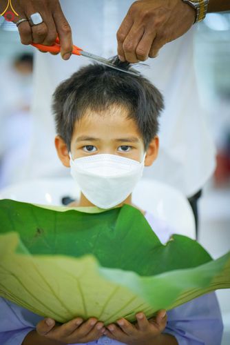 ภาพ No.78730:พิธีปลงผมนาคธรรมทายาท โครงการอบรมยุวธรรมทายาท มัชฌิมธรรมทายาท และธรรมทายาทรุ่นอุดมศึกษา ณ สภาธรรมกายสากล วัดพระธรรมกาย วันเสาร์ที่ 1 เมษายน พ.ศ. 2566