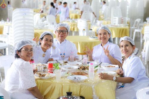 ภาพ No.325897:วันที่ 22 เมษายน พ.ศ.2569(วันคุ้มครองโลก) งานถวายมหาสังฆทาน 40,000 กว่าวัดทั่วประเทศ เจ้าหน้าที่ สาธุชน ร่วมใจจัดเตรียมภัตตาหารเพล (ชุด 2)