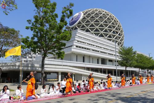 ภาพ No.304814:วันที่ 25 มกราคม พ.ศ. 2569 พิธีต้อนรับพระธรรมยาตรา (ภาพชุดที่ 2) รร.สามัคคีราษฏร์บำรุง-วัดพระธรรมกาย ในโครงการธรรมยาตรา กตัญญูบูชา มหาปูชนียาจารย์ พระมงคลเทพมุนี(สด จนฺทสโร) พระผู้ปราบมาร อนุสรณ์สถาน 7 แห่ง ปีที่ 14