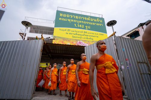 ภาพ No.300097:วันที่ 22 มกราคม พ.ศ.2569 พระธรรมยาตราปฏิบัติธรรม และถ่ายภาพหมู่ประวัติศาสตร์ ณ อาคารธรรมยาตรา กตัญญูบูชามหาปูชนียาจารย์  ตรงข้ามวัดปากน้ำภาษีเจริญ จ.กรุงเทพมหานคร ในโครงการธรรมยาตรา กตัญญูบูชา มหาปูชนียาจารย์ พระมงคลเทพมุนี(สด จนฺทสโร) พระผู้ปราบมาร อนุ