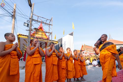 ภาพ No.292956:วันที่ 11 มกราคม พ.ศ. 2569 พิธีต้อนรับพระธรรมยาตรา ณ อนุสรณ์สถานลำดับที่ 3 (ภาพชุดที่ 2) สถานที่เกิดในเพศสมณะ วัดสองพี่น้อง อำเภอสองพี่น้อง จังหวัดสุพรรณบุรี ในโครงการธรรมยาตรา กตัญญูบูชา มหาปูชนียาจารย์ พระมงคลเทพมุนี(สด จนฺทสโร) พระผู้ปราบมาร อนุสรณ์สถ