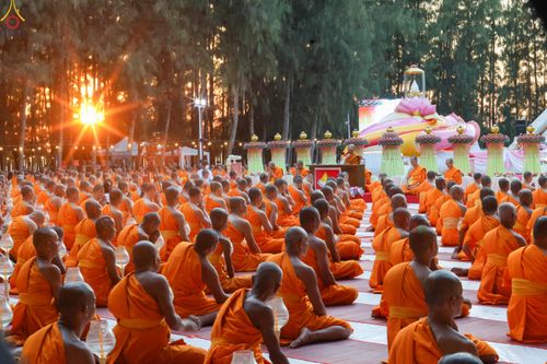 ภาพ No.290100:วันที่ 6 มกราคม พ.ศ. 2569 พิธีจุดประทีปถวายเป็นพุทธบูชา และบูชาธรรมมหาปูชนียาจารย์ (ภาพชุดที่ 2) ณ อนุสรณ์สถานมหาวิหารพระมงคลเทพมุนี (โลตัสแลนด์) อ.สองพี่น้อง จ.สุพรรณบุรี ในโครงการธรรมยาตรา กตัญญูบูชา มหาปูชนียาจารย์ พระมงคลเทพมุนี(สด จนฺทสโร) พระผู้ปรา