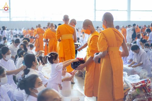 ภาพ No.76811:พิธีตักบาตรข้าวสารอาหารแห้ง  ณ บ้านแก้วเรือนทองคุณยายฯ สภาธรรมกายสากล  วัดพระธรรมกาย จ.ปทุมธานี  ในวันอาทิตย์ต้นเดือนที่ 6 มีนาคม พ.ศ. 2566