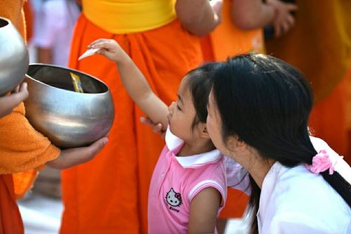 ภาพ No.15856:ประมวลภาพตักบาตรพระ 3 แผ่นดิน พระ 10,000 รูป ปีที่ 2 จ.เชียงราย