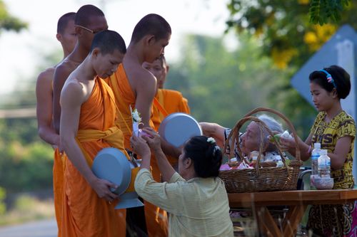 ภาพ No.2097:บิณฑบาต