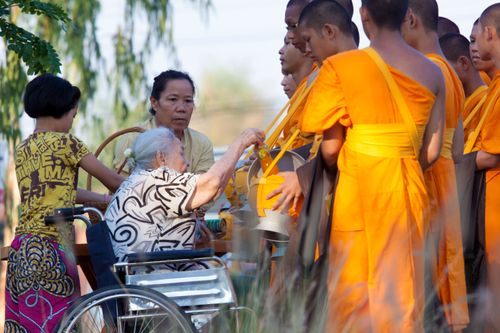 ภาพ No.2103:บิณฑบาต