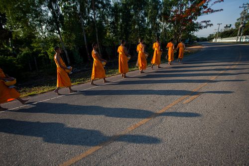 ภาพ No.2100:บิณฑบาต