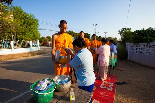 ภาพ No.2104:บิณฑบาต