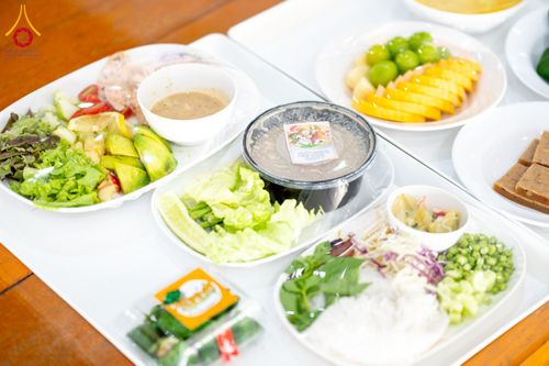 ภาพ No.245075:วันพุธที่ 10 กันยายน พ.ศ. 2568 พิธีถวายภัตตาหารเมนูสวรรค์ เนื่องในวันครบ 25 ปี วันละสังขารคุณยายอาจารย์มหารัตนอุบาสิกาจันทร์ ขนนกยูง ณ หอฉันคุณยายอาจารย์ฯ วัดพระธรรมกาย