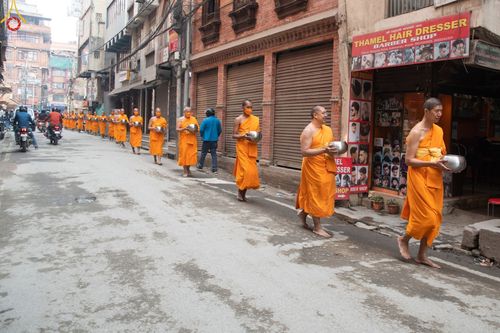 ภาพ No.80192:สามเณรในโครงการบรรพชาสามเณรหมู่ รับบิณฑบาตจากญาติโยมสาธชุน บริเวณชุมชน Patan และ Thamel กรุงกาฐมาณฑุ ประเทศเนปาล วันที่ 31 มีนาคม พ.ศ. 2566