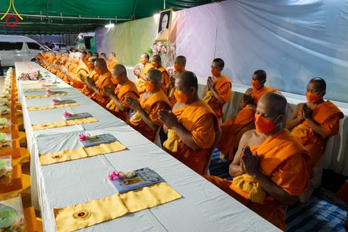 ภาพ No.108048:พิธีถวายภัตตาหารเป็นสังฆทาน แด่คณะพระธรรมยาตราฯ ในโครงการธรรมยาตรากตัญญูบูชา มหาปูชนียาจารย์ พระมงคลเทพมุนี(สด จนฺทสโร) พระผู้ปราบมาร อนุสรณ์สถาน 7 แห่ง ปีที่ 12 วันที่ 8 มกราคม พ.ศ. 2567 ณ อนุสรณ์สถานมหาวิหารพระมงคลเทพมุนี (โลตัสแลนด์) อ.สองพี่น้อง จ.สุ