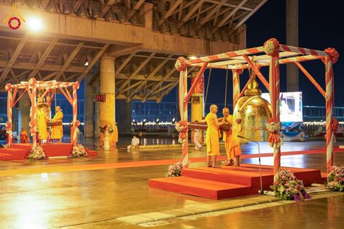 ภาพ No.125170:พิธีฉลองชัยสวดธัมมจักกัปปวัตตนสูตร ครบ 6,152,001,250 จบ ณ มหารัตนวิหารคด วัดพระธรรมกาย วันเสาร์ 24 กุมภาพันธ์ พ.ศ. 2567