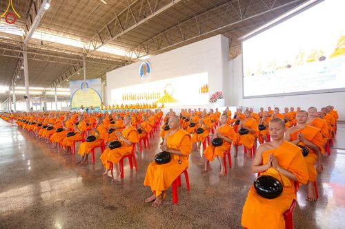 ภาพ No.167451:พิธีตักบาตรและพิธีบูชาข้าวพระ ในวันอาทิตย์ที่ 3 พฤศจิกายน พ.ศ. 2567 ณ วัดพระธรรมกาย