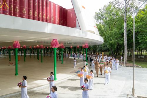 ภาพ No.144575:ชาวอำเภอคลองหลวง จังหวัดปทุมธานี ถวายเทียนพรรษามหามงคล เนื่องในเทศกาลเข้าพรรษา ประจำปี 2567 แด่คณะสงฆ์วัดพระธรรมกาย  วันพฤหัสบดีที่ 18 กรกฎาคม พ.ศ. 2567