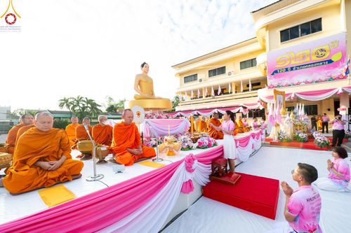 ภาพ No.150760:พิธีเจริญพระพุทธมนต์ และทำบุญตักบาตรแด่คณะสงฆ์ จำนวน 121 รูป เนื่องในโอกาสฉลองครบรอบ 120 ปี อำเภอคลองหลวง จังหวัดปทุมธานี เพื่อถวายเป็นพุทธบูชา ช่วยเหลือผู้ประสบความเดือดร้อนจากอุทกภัย และคณะสงฆ์ 323 วัด 4 จังหวัดชายแดนภาคใต้ วันเสาร์ที่ 31 สิงหาคม พ.ศ. 