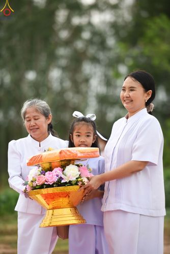 ภาพ No.84335:พิธีทอดผ้าป่า พิธีอัญเชิญปฐมรัตนปฐวี และพิธีตอกเสาเข็มต้นสุดท้าย เพื่อสถาปนาอาคาร 80 ปี หลวงพ่อธัมมชโย ณ ศูนย์ปฏิบัติธรรมวิหารแดง ตำบลเจริญธรรม อำเภอวิหารแดง จ.สระบุรี  วันที่ 23 กรกฎาคม พ.ศ. 2566