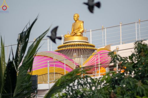 ภาพ No.201530:พิธีจุดประทีปถวายเป็นพุทธบูชา และบูชาธรรมมหาปูชนียาจารย์ ณ อาคารธรรมยาตรา กตัญญูบูชามหาปูชนียาจารย์ ตรงข้ามวัดปากน้ำภาษีเจริญ จ.กรุงเทพมหานคร ในโครงการธรรมยาตรา กตัญญูบูชา มหาปูชนียาจารย์ พระมงคลเทพมุนี(สด จนฺทสโร) พระผู้ปราบมาร อนุสรณ์สถาน 7 แห่ง