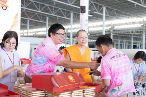 ภาพ No.211984:วันจันทร์ที่ 17 มีนาคม พ.ศ. 2568 บุญบรรจุกล่องไทยธรรม เพื่อถวายแด่พระสังฆาธิการ 40,000 กว่าวัดทั่วไทย ในวันคุ้มครองโลก 22 เมษายน พ.ศ. 2568 ณ บ้านแก้วเรือนทองคุณยายฯ วัดพระธรรมกาย