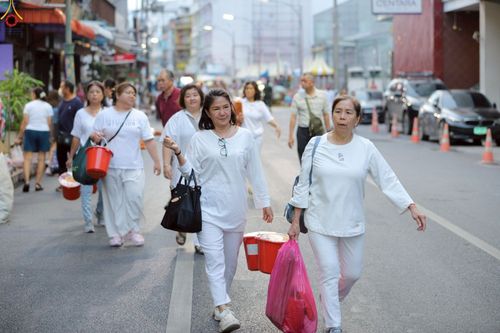 ภาพ No.236888:วันอาทิตย์ที่ 10 สิงหาคม พ.ศ. 2568 มหาสังฆทานครั้งยิ่งใหญ่ ตักบาตรพระ 10,000 รูป ถ.นิพัทธ์อุทิศ 3 ใจกลางนครหาดใหญ่ จ.สงขลา