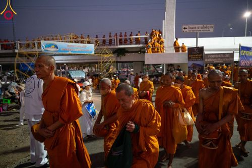 ภาพ No.101778:ตักบาตรพระ 10,000 รูป เติมบุญให้แผ่นดิน เนื่องในโอกาส 192 ปี จังหวัดกาญจนบุรี หนึ่งในโครงการตักบาตรพระ 2,000,000 รูป  77 จังหวัดทุกวัดทั่วไทย วันจันทร์ที่ 11 ธันวาคม พ.ศ. 2566 บริเวณถนนสองแคว (SKY WALK) เมืองกาญจนบุรี