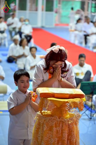 ภาพ No.238056:วันอังคารที่ 12 สิงหาคม พ.ศ. 2568 กิจกรรมวันแม่แห่งชาติ พิธีเปิดห้องปฎิบัติธรรม "กลางใส ใจสว่าง" (World Inner Peace Meditation Room) พิธีลูกกราบคุณแม่-คุณพ่อ พิธีทอดผ้าป่ากองทุนเลี้ยงพระ&กฐิน 30,000 วัด(บูชาธรรมหลวงพ่อ) พิธีไถ่โคท้อง 2 ตัว  ณ วิหารคด 2 ว