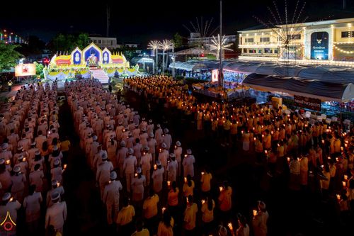 ภาพ No.235100:วันจันทร์ที่ 28 กรกฎาคม พ.ศ. 2568 พิธีถวายเครื่องราชสักการะและวางพานพุ่ม และพิธีจุดเทียนถวายพระพรชัยมงคล เนื่องในโอกาสวันเฉลิมพระชนมพรรษา พระบาทสมเด็จพระวชิรเกล้าเจ้าอยู่หัว ณ บริเวณหน้าอาคารสำนักงาน เทศบาลเมืองคลองหลวง จ.ปทุมธานี