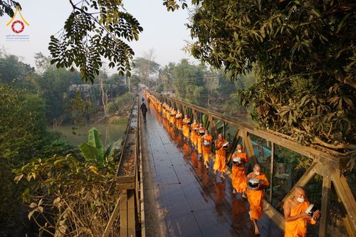 ภาพ No.76343:คณะสงฆ์และสามเณรบิณฑบาต ประเทศบังกลาเทศ วันที่ 11 กุมภาพันธ์ พ.ศ. 2566