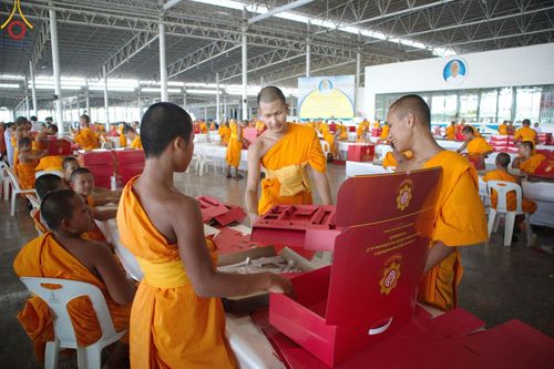 ภาพ No.210833:วันที่ 15 มีนาคม พ.ศ. 2568  บุญบรรจุกล่องไทยธรรม เพื่อถวายแด่พระสังฆาธิการ 40,000 กว่าวัดทั่วไทย ในวันคุ้มครองโลก 22 เมษายน พ.ศ. 2568
