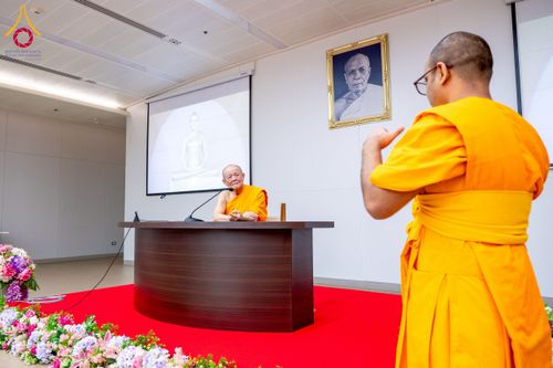 ภาพ No.222519:วันที่ 21 เมษายน พ.ศ. 2568 หลวงพ่อทัตตชีโวต้อนรับคณะสงฆ์ศรีลังกา ณ อาคาร 100 ปี คุณยายมหารัตนอุบาสิกาจันทร์ ขนนกยูง วัดพระธรรมกาย