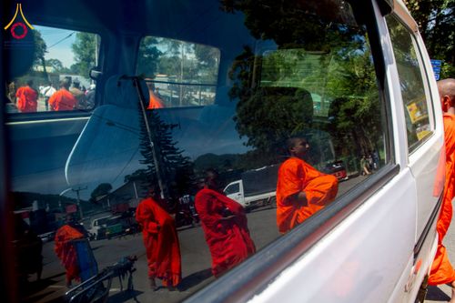 ภาพ No.225612:วันที่ 5 พฤษภาคม พ.ศ. 2568 พิธีบิณฑบาตรอบเมืองนูวราอิลิย่า ฉลองเทศกาลวิสาขบูชา แห่งชาติประเทศศรีลังกา