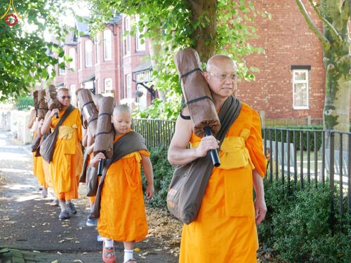 ภาพ No.148756:คณะสงฆ์และสามเณร วัดพระธรรมกายแมนเชสเตอร์  สหราชอาณาจักร จัดเดินธรรมยาตราที่ Peak District National Park , New Mills central , Upper Derwent Visitor Centre, Hope Valley วันอังคารที่ 6 สิงหาคม พ.ศ. 2567