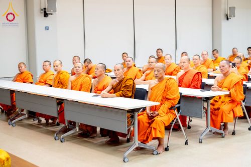 ภาพ No.222401:วันที่ 21 เมษายน พ.ศ. 2568 หลวงพ่อทัตตชีโวต้อนรับคณะสงฆ์ สปป.ลาว ณ อาคาร 100 ปี คุณยายมหารัตนอุบาสิกาจันทร์ ขนนกยูง วัดพระธรรมกาย