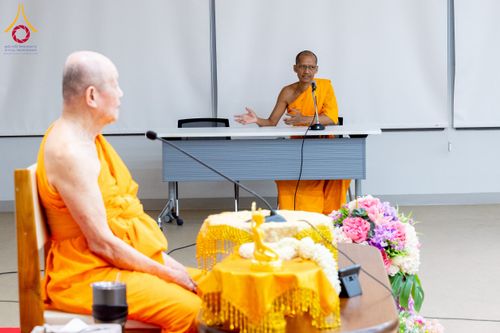 ภาพ No.222578:วันที่ 23 เมษายน พ.ศ. 2568 หลวงพ่อทัตตชีโวต้อนรับคณะสงฆ์บังกลาเทศ ณ อาคาร 100 ปี คุณยายมหารัตนอุบาสิกาจันทร์ ขนนกยูง วัดพระธรรมกาย