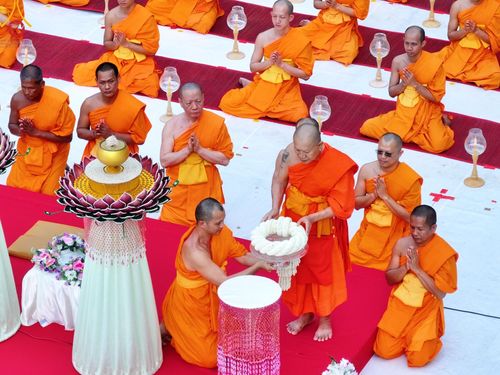 ภาพ No.190067:พิธีจุดประทีปถวายเป็นพุทธบูชา และบูชาธรรมมหาปูชนียาจารย์ ณ อนุสรณ์สถานมหาวิหารพระมงคลเทพมุนี (โลตัสแลนด์) อ.สองพี่น้อง จ.สุพรรณบุรี ในโครงการธรรมยาตรา กตัญญูบูชา มหาปูชนียาจารย์ พระมงคลเทพมุนี(สด จนฺทสโร) พระผู้ปราบมาร อนุสรณ์สถาน 7 แห่ง ปีที่ 13