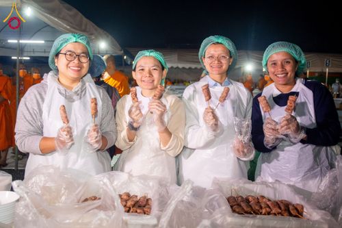 ภาพ No.190984:พิธีถวายภัตตาหารเป็นสังฆทาน แด่พระธรรมยาตรา ณ อนุสรณ์สถานคลองบางนางแท่น อ.สามพราน จ.นครปฐม ในโครงการธรรมยาตรา กตัญญูบูชา มหาปูชนียาจารย์ พระมงคลเทพมุนี(สด จนฺทสโร) พระผู้ปราบมาร อนุสรณ์สถาน 7 แห่ง ปีที่ 13 วันที่ 8 มกราคม พ.ศ. 2568