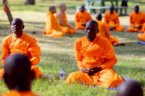 ภาพ No.232958:วันอาทิตย์ 29 มิถุนายน พ.ศ. 2568 กิจกรรมอบรมธรรมทายาทแอฟริกาใต้  ปฏิบัติธรรมสร้างสันติสุขภายใน แสงแห่งพุทธธรรมสู่แผ่นดินแอฟริกาใต้ ณ บริเวณหน้าวัดพระธรรมกายโจฮันเนสเบิร์ก