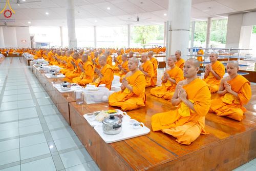 ภาพ No.143141:พิธีถวายภัตตาหารเพื่อเป็นกำลังแห่งการเข้าถึงธรรม ของพระภิกษุสามเณร วัดพระธรรมกาย วันเสาร์ที่ 6 กรกฏาคม พ.ศ. 2567 ณ หอฉันคุณยายอาจารย์ วัดพระธรรมกาย จ.ปทุมธานี