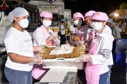 ภาพ No.111808:พิธีถวายภัตตาหารเป็นสังฆทาน แด่คณะพระธรรมยาตราฯ ในโครงการธรรมยาตรา กตัญญูบูชา มหาปูชนียาจารย์ พระมงคลเทพมุนี(สด จนฺทสโร) พระผู้ปราบมาร อนุสรณ์สถาน 7 แห่ง ปีที่ 12 วันที่ 14 มกราคม พ.ศ. 2567 ณ อนุสรณ์สถานมหาวิหารพระมงคลเทพมุนี  (โลตัสแลนด์) อ.สองพี่น้อง จ