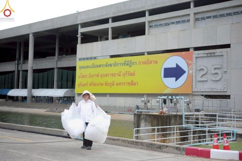 ภาพ No.220425:วันที่ 23-25 เมษายน พ.ศ. 2568 เจ้าหน้าที่และสาธุชนช่วยกัน รับบุญเก็บงานวันคุ้มครองโลก ณ วัดพระธรรมกาย