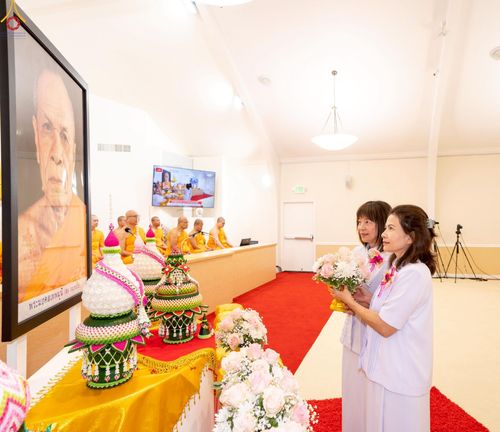 ภาพ No.252001:วันที่ 9 ตุลาคม พ.ศ. 2568 วัดพระธรรมกายซีลีคอนวัลเลย์ Dhammakaya Meditation Center Silicon Vally  เมืองมอแกนฮิลล์ รัฐเคลิฟอร์เนีย สหรัฐอเมริกา  ได้จัดงาน วันคล้ายวันเกิดด้วยรูปกายเนื้อ  พระมงคลเทพมุนี ครบ 141 ปี โดยมีกำหนดการช่วงเย็น พิธีมุทิตาสักการะพระ