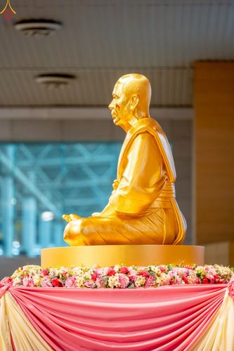 ภาพ No.251213:วันที่ 10 ตุลาคม พ.ศ. 2568 พิธีปฏิบัติธรรม ในวันคล้ายวันเกิด 141 ปี พระมงคลเทพมุนี (สด จนฺทสโร) พระผู้ปราบมาร ณ สภาธรรมกายสากล วัดพระธรรมกาย