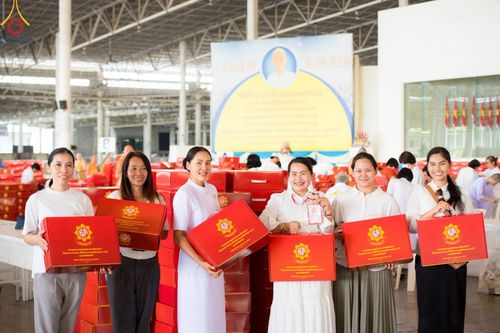 ภาพ No.212216:วันพุธที่ 19 มีนาคม พ.ศ. 2568 การบรรจุไทยธรรมลงกล่องสำเร็จ 43,500 กล่อง เพื่อถวายแด่พระสังฆาธิการ 40,000 กว่าวัดทั่วไทย ในวันคุ้มครองโลก 22 เมษายน พ.ศ. 2568 ณ บ้านแก้วเรือนทองคุณยายฯ วัดพระธรรมกาย