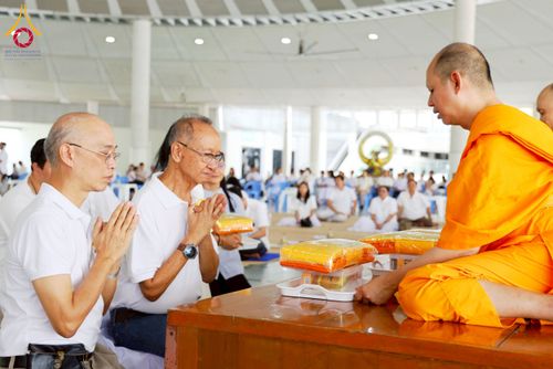 ภาพ No.262640:วันที่ 18,25 ตุลาคม พ.ศ. 2568 พิธีถวายภัตตาหารเมนูสวรรค์ เพื่อการบรรลุธรรม ณ หอฉันคุณยายอาจารย์ฯ วัดพระธรรมกาย