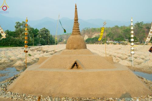 ภาพ No.138599:Photo Story  มหัศจรรย์วัดดงดินแดง Episode 6 พระภิกษุ-สามเณร ในโครงการบรรพชาอุปสมบทหมู่  กว่า 500 รูป และศีลจาริณีกว่า 300 คน ร่วมกันก่อพระเจดีย์ทราย 20,000 องค์ และจุดประทีป  บูชาธรรม 80 ปี หลวงพ่อธมฺมชโย กลางลำน้ำแม่ตื่น