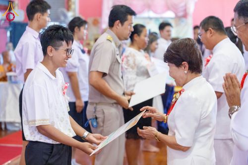 ภาพ No.197315:พิธีเจริญพระพุทธมนต์ ปฏิบัติธรรม มอบทุนการศึกษา ถวายสังฆทาน 108 วัด เพื่อถวายเป็นพุทธบูชา และขับเคลื่อนโครงการหมู่บ้านรักษาศีล 5 โดยคณะสงฆ์จังหวัดนนทบุรี คณะศิษยานุศิษย์วัดพระธรรมกาย โครงการธรรมยาตรา ปีที่ 13 ณ วัดตะเคียน อ.บางกรวย จ.นนทบุรี